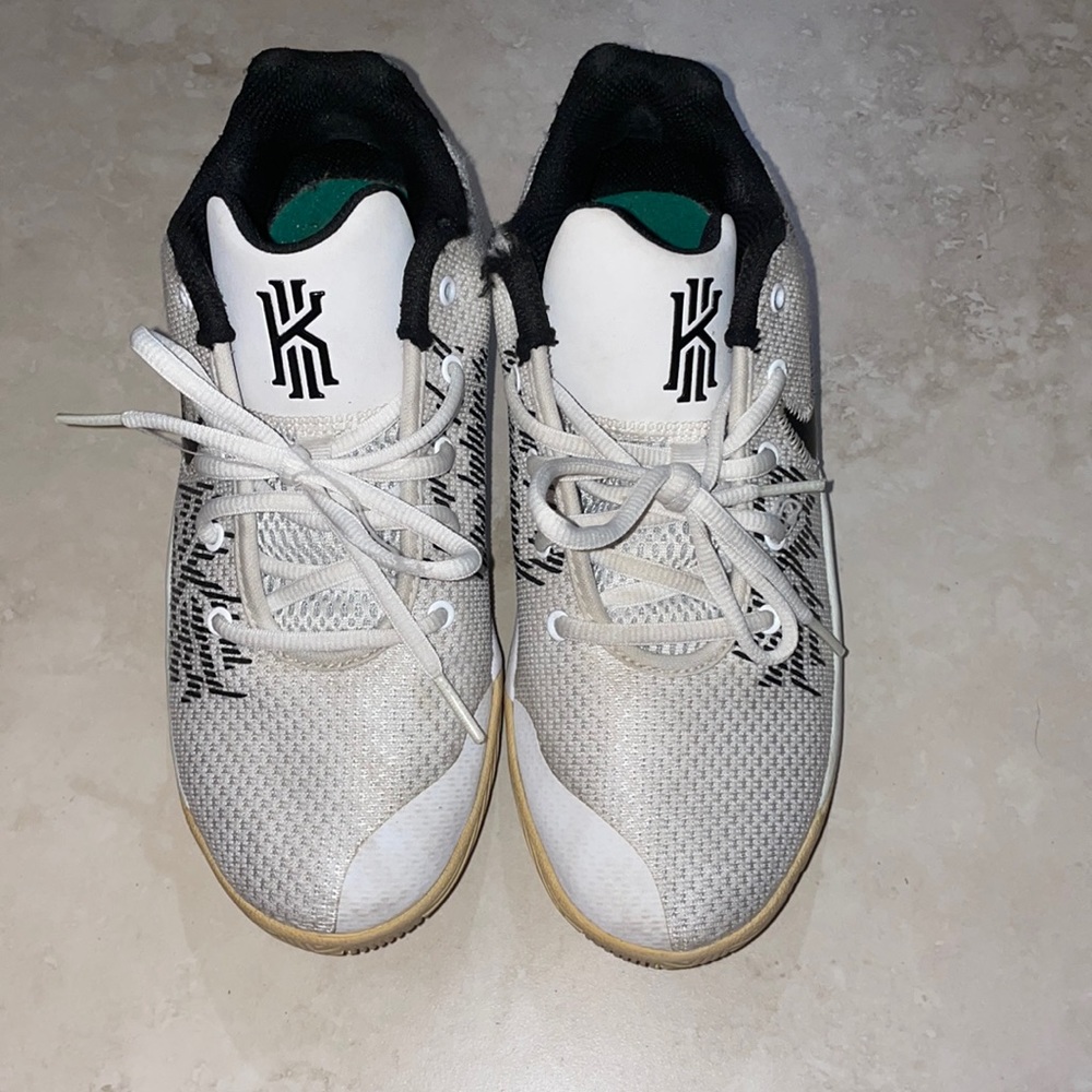 Kyrie Irving Youth Basketball Shoes - Size: 5 (Big Kid)